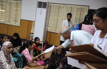 डॉ. ललित नारायण, निदेशक, रागदिसं, सिट एंड ड्रॉ प्रतियोगिता के अवसर पर दिव्यांग बच्चों को ड्राइंग शीट देते हुए।