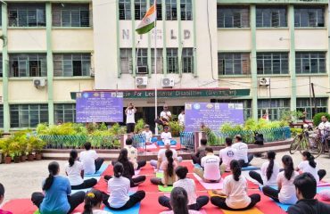 अंतर्राष्ट्रीय योग दिवस के अवसर पर योग सत्र में भाग लेते दिव्यांगजन और रागदिसं के कर्मचारी व छात्र।