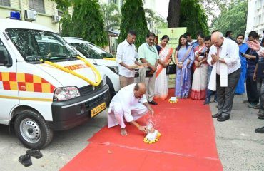 भारत सरकार के सामाजिक न्याय और अधिकारिता मंत्री, रागदिसं में दो एम्बुलेंस का उद्घाटन करते हुए।