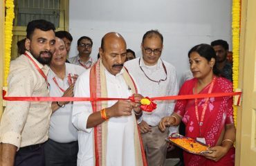 भारत सरकार के सामाजिक न्याय और अधिकारिता मंत्री, ड्राइविंग सिम्युलेटर का उद्घाटन करते हुए।
