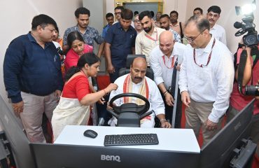 भारत सरकार के सामाजिक न्याय और अधिकारिता मंत्री ड्राइविंग सिम्युलेटर के कार्यपद्धति का निरीक्षण करते हुए।