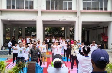 दिव्यांगजन और रागदिसं के स्टाफ़ व छात्र योग सत्र में भाग लेते हुये।