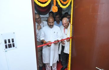भारत सरकार के सामाजिक न्याय और अधिकारिता मंत्री, रागदिसं, कोलकाता की वी.आई. यूनिट में ‘लो विज़न असेसमेंट क्लिनिक’ का उद्घाटन करते हुए।