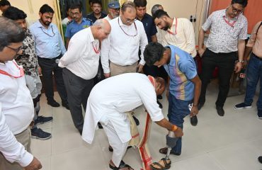 माननीय केंद्रीय सामाजिक न्याय और अधिकारिता मंत्री, भारत सरकार द्वारा दिव्यांगजनों को कृत्रिम अंग सौंपना।