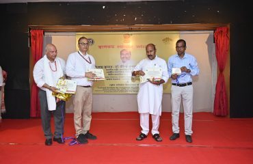 भारत सरकार के सामाजिक न्याय और अधिकारिता मंत्री, रा.बौ.दि.स.सं., सिकंदराबाद द्वारा विकसित ‘i-amma’ ऐप का उद्घाटन करते हुए।