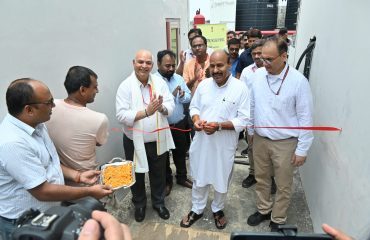 भारत सरकार के सामाजिक न्याय और अधिकारिता मंत्री द्वारा सोलर पैनल सिस्टम का उद्घाटन।
