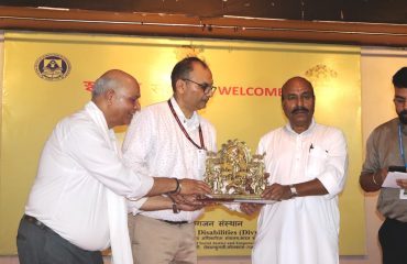 दिव्यांगजन सशक्तिकरण विभाग, समाजिक न्याय एवं अधिकारिता मंत्री के संयुक्त सचिव श्री राजीव शर्मा (IFoS), भारत सरकार के सामाजिक न्याय और अधिकारिता मंत्री डॉ. वीरेंद्र कुमार को स्मृति-चिह्न भेंट करते हुए