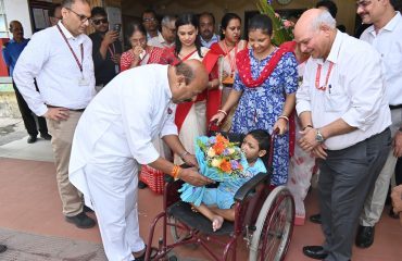 भारत सरकार के सामाजिक न्याय और अधिकारिता मंत्री डॉ. वीरेंद्र कुमार, अभ्यागमन के दौरान दिव्यांग बच्चों से वार्तालाप करते हुए।