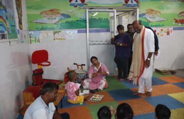 भारत सरकार के सामाजिक न्याय और अधिकारिता मंत्री, सी.डी.ई.आई.सी, रागदिसं, कोलकाता में बच्चों के साथ वार्तालाप करते हुए।