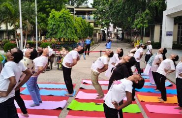 अंतर्राष्ट्रीय योग दिवस-2026 के अवसर पर योग सत्र में भाग लेते दिव्यांगजन और रागदिसं के कर्मचारी व छात्र।