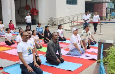 रागदिसं के निदेशक डॉ. ललित नारायण, अंतर्राष्ट्रीय योग दिवस के अवसर पर दिव्यांगजनों और रागदिसं के स्टाफ़ व छात्रों के साथ योग सत्र में भाग लेते हुए।