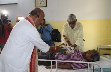 माननीय केंद्रीय सामाजिक न्याय और अधिकारिता मंत्री, भारत सरकार, आई.पी.डी, रागदिसं, कोलकाता में दिव्यांगजनों को स्नैक्स पैकेट देते हुए।