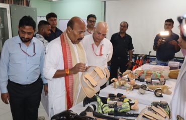 भारत सरकार के सामाजिक न्याय और अधिकारिता मंत्री, माननीय डॉ. वीरेंद्र कुमार, रागदिसं, कोलकाता की कृ.अं.प्र. लैब में सहायक उपकरणों (एड्स और एप्लायंसेज) की भूमिका का अवलोकन करते हुए।