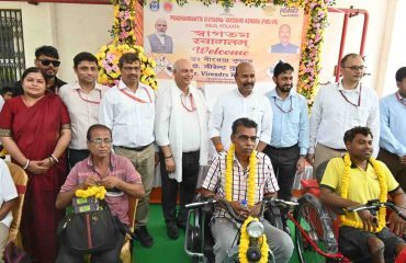 भारत सरकार के सामाजिक न्याय और अधिकारिता मंत्री, दिव्यांगजनों को सहायक उपकरण और साधन वितरित करते हुए।
