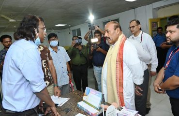 भारत सरकार के सामाजिक न्याय और अधिकारिता मंत्री डॉ. वीरेंद्र कुमार, रागदिसं, कोलकाता के ओपीडी में डॉक्टर से वार्तालाप करते हुए।