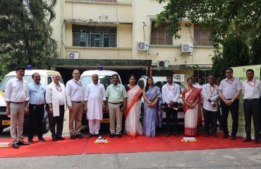 भारत सरकार के सामाजिक न्याय और अधिकारिता मंत्री, रागदिसं अधिकारियों के साथ समूह फ़ोटो खिंचवाते हुए।
