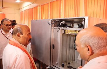 भारत सरकार के सामाजिक न्याय और अधिकारिता मंत्री, कृ.अं.प्र. विभाग में 3-D प्रिंटिंग मशीन के कामकाज का निरीक्षण करते हुए।
