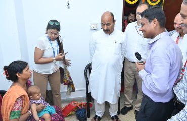 भारत सरकार के सामाजिक न्याय और अधिकारिता मंत्री, रागदिसं, कोलकाता की VI यूनिट में लो विज़न असेसमेंट क्लिनिक में मरीज़ से बातचीत करते हुए।