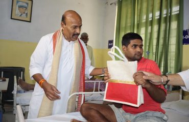 भारत सरकार के सामाजिक न्याय और अधिकारिता मंत्री दिव्यांगजनों को स्नैक्स का पैकेट देते हुए।