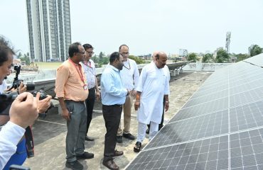 भारत सरकार के सामाजिक न्याय और अधिकारिता मंत्री सोलर पैनल सिस्टम को देखते हुए।