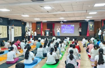 रागदिसं के निदेशक डॉ. ललित नारायण, अंतर्राष्ट्रीय योग दिवस-2026 के अवसर पर योग सत्र के प्रतिभागियों को संबोधित करते हुए।