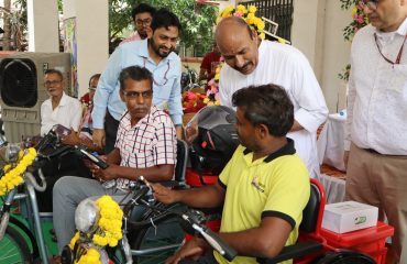 भारत सरकार के सामाजिक न्याय और अधिकारिता मंत्री, दिव्यांगजनों को सहायक उपकरण और साधन वितरित करते हुए उनसे वार्तालाप करते हुए।