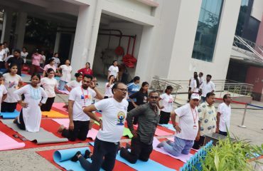 अंतर्राष्ट्रीय योग दिवस-2026 के अवसर पर योग सत्र में भाग लेते रागदिसं के कर्मचारी, छात्र और दिव्यांगजन।