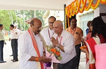 रागदिसं के निदेशक डॉ. ललित नारायण, भारत सरकार के सामाजिक न्याय और अधिकारिता मंत्री डॉ. वीरेंद्र कुमार का स्वागत करते हुए।