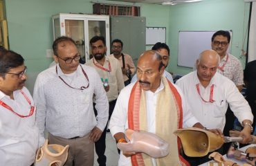 भारत सरकार के सामाजिक न्याय और अधिकारिता मंत्री, माननीय डॉ. वीरेंद्र कुमार, रागदिसं, कोलकाता की कृ.अं.प्र. लैब में प्रोस्थेसिस (कृत्रिम अंग) के कार्यपद्धति का निरीक्षण करते हुए।
