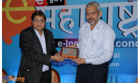 SIO NIC Maharashtra receiving a memento for Chairing the panel discussion on “Use of Cloud Computing in Maharashtra SDC”.