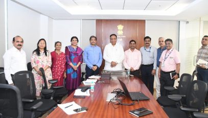 State Informatics Officer and NIC State Centre Officials with Minister (IT), Maharashtra State