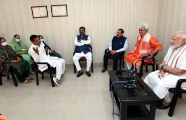 Image of PM interaction at the inauguration
