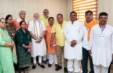 Image of PM interaction at the inauguration