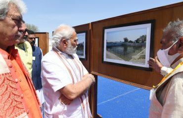 Image of PM interaction at the inauguration outside