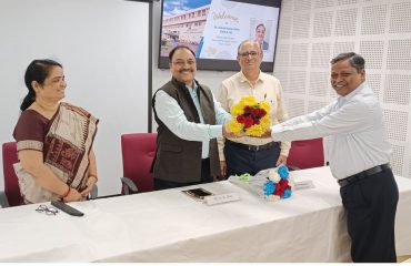 नए एसआईओ डॉ श्री अशोक कुमार होता, उप महानिदेशक का स्वागत करते हुए NICSI के महा प्रबंधक.