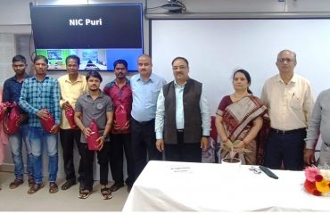 साफ सफाई सदस्यों का सम्मान करते हुए एसआईओ डॉ अशोक कुमार होता.