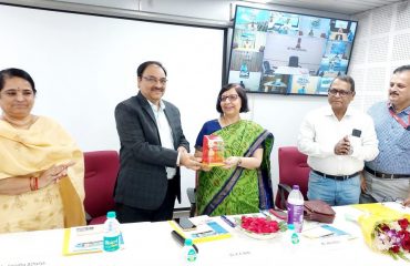 मैडम अलका मिश्र मैडम को स्मृति फलक प्रदान