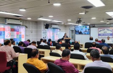 मुख्य अतिथि महोदय के साथ वार्तालाप करते हुए आधिकारीगण