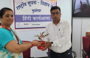 मुख्य अतिथि का हरे पौधे के साथ स्वागत