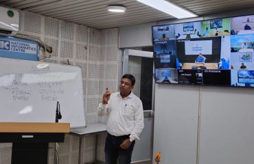 व्याख्यान देते हुए मुख्य अतिथि महोदय