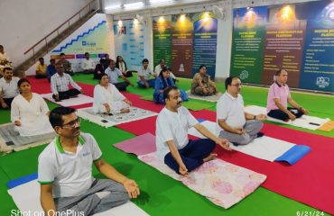 योग विशेषज्ञों की निगरानी में प्रतिभागियों ने विभिन्न योगासन एवं प्राणायाम का अभ्यास किया।