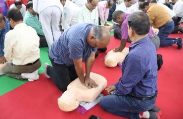 सभी अधिकारी सीपीआर ट्रेनिंग ले रहे हैं