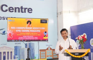 सीपीआर की तकनीक समझते हुए डॉ सत्य स्वरूप पट्टनायक