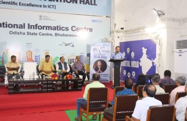 Shri Purushottam Sahoo, proprietor of Sambalpuri Saree, explaining the significance and precious value of handloom