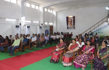 प्रतिभागी सत्र का आनंद लेते हुए और भारत की समृद्ध हथकरघा विरासत के प्रति अपना समर्थन व्यक्त करते हुए।