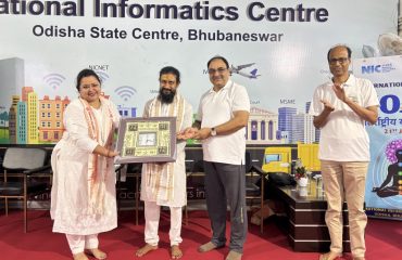 अतिथि का सम्मान करते हुए डॉ. अशोक कुमार होटा, उपमहानिदेशक एवं एसआईओ।