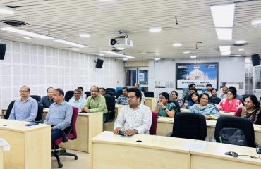 राज्य एवं ज़िला केंद्रों से आए प्रतिभागियों ने हिंदी कार्यशाला में सक्रिय रूप से भाग लिया ।