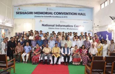 कर्मचारियों द्वारा हथकरघा के समर्थन और प्रोत्साहन हेतु शपथ ग्रहण। यह संकल्प भारत की समृद्ध बुनाई परंपराओं को संरक्षित करने की उनकी प्रतिबद्धता का प्रतीक था।