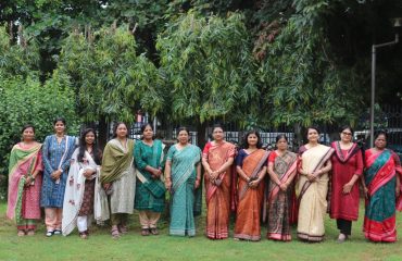 एनआईसी ओडिशा की महिला अधिकारी सुंदर हथकरघा साड़ी और परिधानों में, सांस्कृतिक गौरव का प्रदर्शन करते हुए।