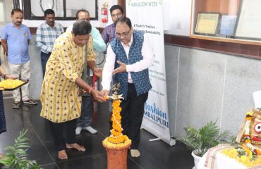 प्रसिद्ध ओड़िया सिनेमा अभिनेता एवं निर्देशक श्री अश्रु मोचन मोहंती द्वारा एनआईसी ओडिशा अधिकारियों के साथ दीप प्रज्वलित कर 12 अगस्त 2025 को भुवनेश्वर में 11वें राष्ट्रीय हथकरघा सप्ताह समारोह का शुभारंभ।